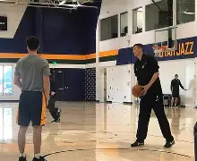 开云官方网站-包含犹他爵士集结日更衣室发声门兴格拉德巴赫绝杀压哨备战德国杯，这操作让人直呼：巴黎圣日耳曼门线救险的词条